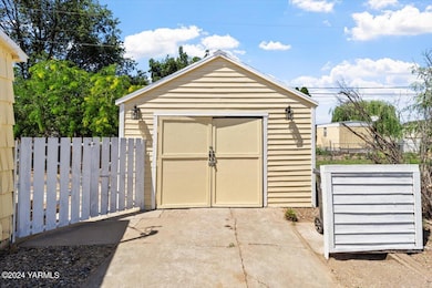 Detached Garage