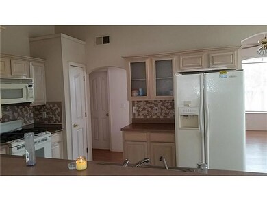 Kitchen. Counter top/ workspace aplenty