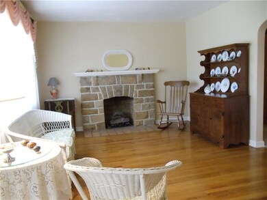 spacious living room,hardwood floor, neutral hard 