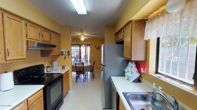 QKUXR6SeMZC - Kitchen