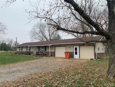 313 E Taylor St, Sorento, IL 62086 - photo 2