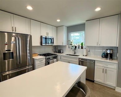Kitchen with appliances with stainless steel fini