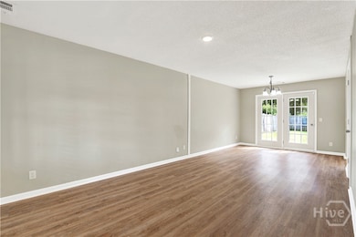 Living Room/Dining Area