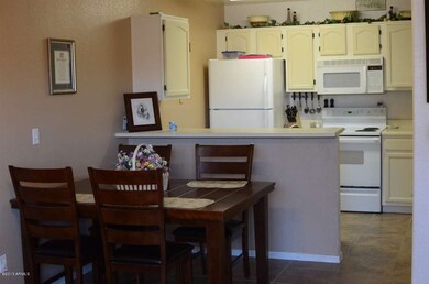 Dining w breakfast bar