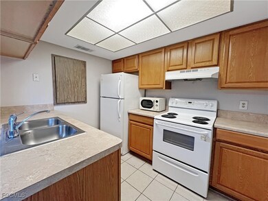 6635 Warwick Cir unit 8, Fort Myers, FL 33919 - photo 7