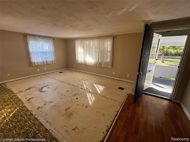 904 Rowland Rd, Leonard, MI 48367 - photo 6