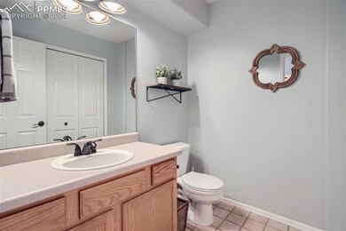 Main level 1/2 bathroom