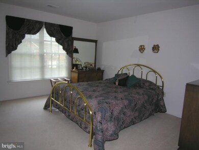 8303 Lord Fairfax Ct, Vienna, VA 22182 - photo 5