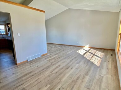 Living room, vaulted ceiling's.