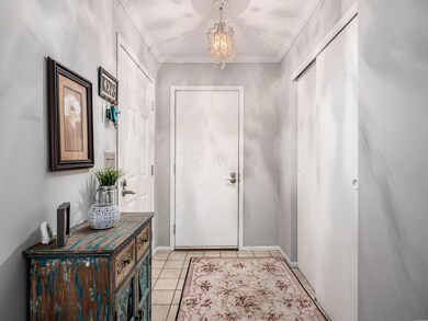 ENTRY, CEILING LIGHT DOES NOT CONVEY