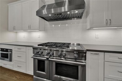 Amazing 6 burner gas stove with flat top, double o