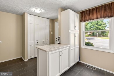 8353 Bark Tree Ct, Springfield, VA 22153 - photo 5