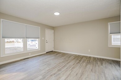 001-photo-living-room-10195436