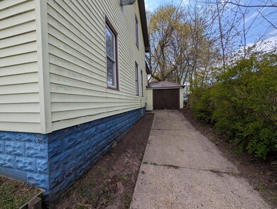 310 Sycamore St, Manistee, MI 49660 - photo 4