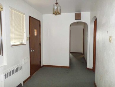 Entry/Foyer.
