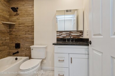 17_1606MainStB5F104_8_Bathroom_HiRes