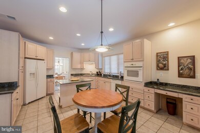 7402 Forests Edge Ct, Laurel, MD 20707 - photo 6