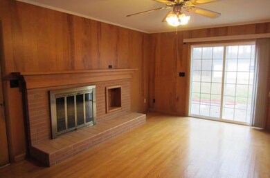 Very nice Den that adjoins Kitchen and Patio