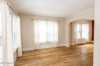 (6) 1804 BEAL ST. Living Room