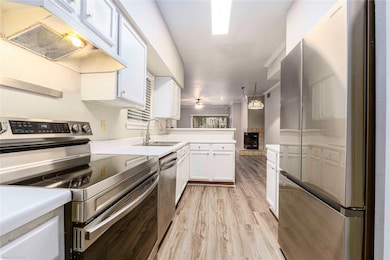 Kitchen with appliances with stainless steel fini