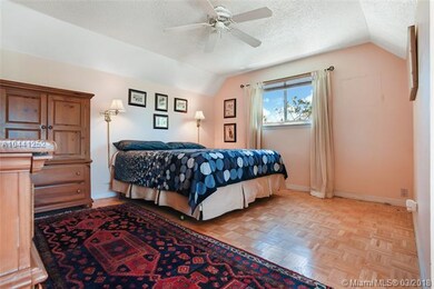 MASTER BEDROOM UPSTAIRS