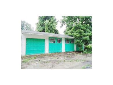 Detached Garage.