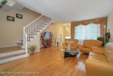 (6) LIVING ROOM