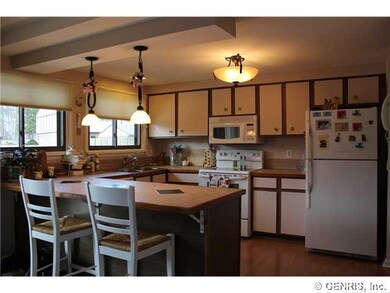 Kitchen Large island perfect for those casual meal