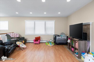 05-Living Room_MAX4528