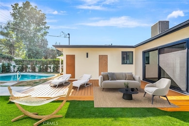 19434 Calvert St, Tarzana, CA 91335 - photo 2