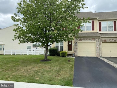 60 N Savanna Dr, Pottstown, PA 19465 - photo 2