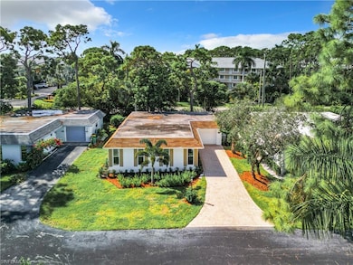 View of front facade featuring a front lawn