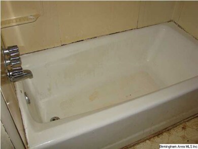 Tub/shower combo in bathroom