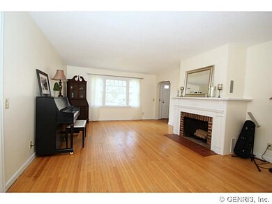 Living Room Spacious Living Room w/Fireplace!