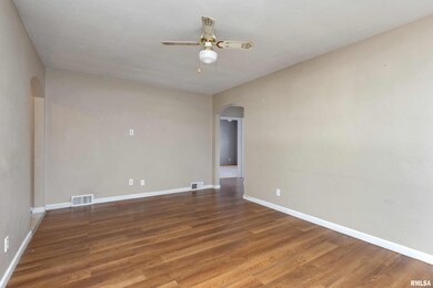 2421 N Howell St, Davenport, IA 52804 - photo 5
