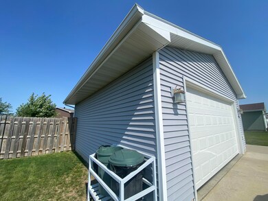 garage/fence/side