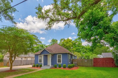 308 W Cleveland St, Alvin, TX 77511 - photo 3