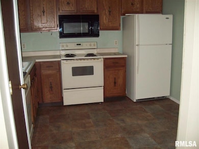 1523 W 47th St, Davenport, IA 52806 - photo 3