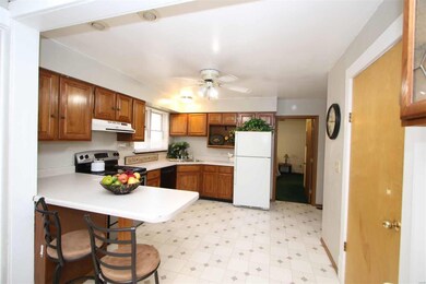 Breakfast Bar, Dishwasher, Pantry---MAIN FLOOR LAU