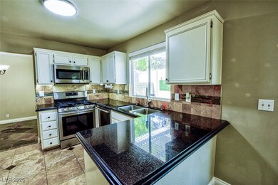 Delightful kitchen with breakfast bar