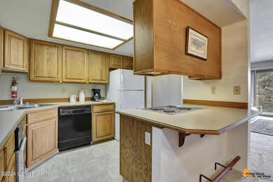 Large kitchen w/breakfast bar