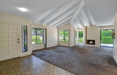 ENTRY WAY TO LIVING ROOM.jpg mls