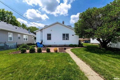 1020 Brown St, Bettendorf, IA 52722 - photo 5