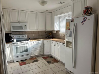 233B Springmeadow Dr unit B, Holbrook, NY 11741 - photo 7