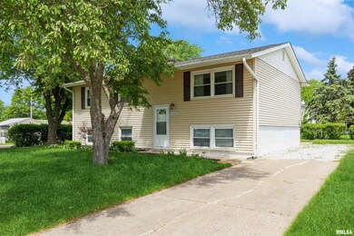 1942 W 68th St, Davenport, IA 52806 - photo 3