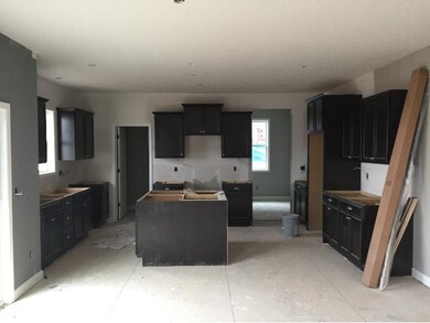 Large Kitchen - Quartz Counters, Backsplash and Un