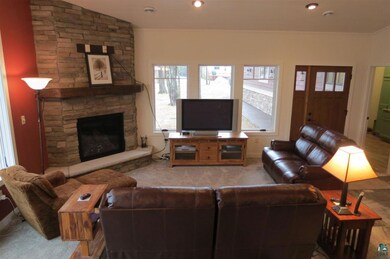 Gas fireplace, open concept, vaulted and beam ceil