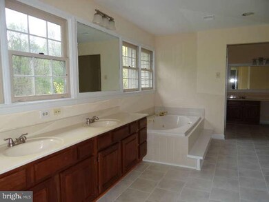 22117 Creekview Dr, Gaithersburg, MD 20882 - photo 6