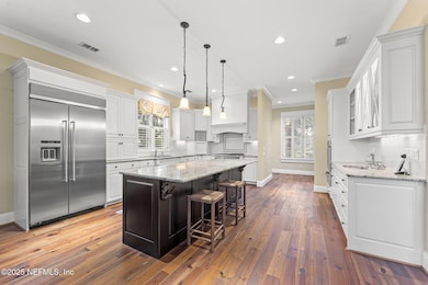 Kitchen/Large Island