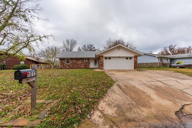 1012 Colonial Dr, Pryor, OK 74361 - photo 6